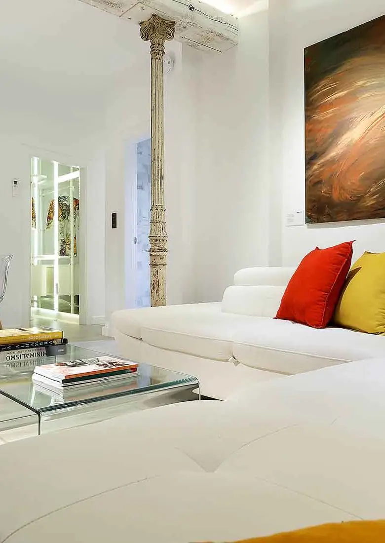 Salón reformado de un piso en Granada, con luz natural y mobiliario moderno