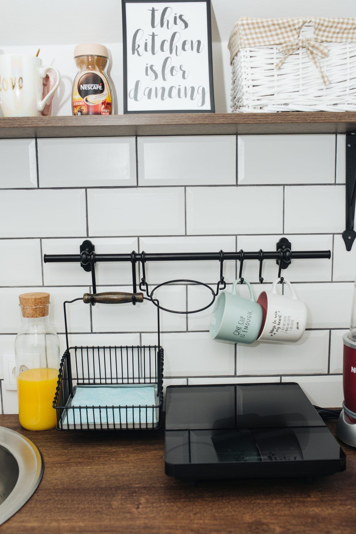 Cocina reformada en el Zaidín, con mueble bajo de madera y azulejo blanco